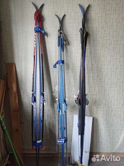 Беговые лыжи с палками и креплением