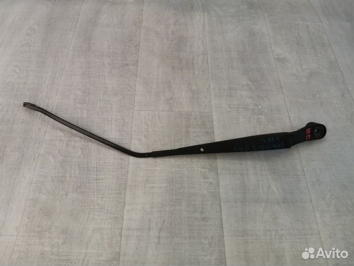 Поводок стеклоочистителя передний правый