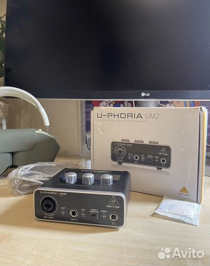 Звуковая карта Behringer U-Phoria UM2