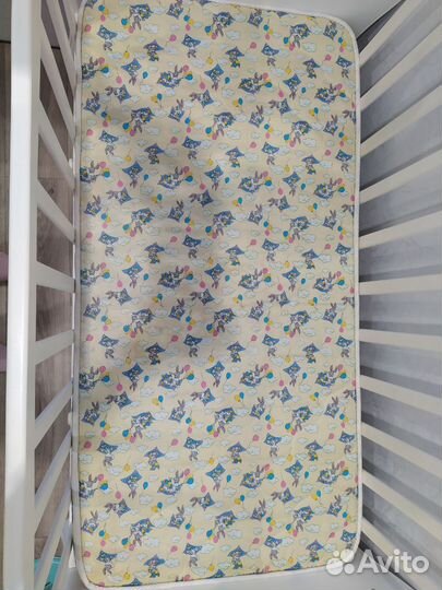 Детская кроватка с маятником и ящиком