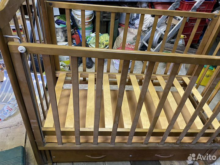 Детская кроватка с продольным маятником и ящиком