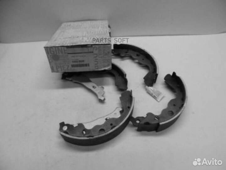 Nissan 4406000Q0E комплект задних тормозных колодо