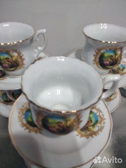 Кофейный чашки с блюдцами