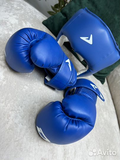 Боксерские перчатки и шлем
