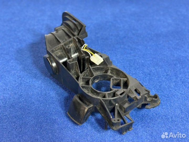 Кронштейн корпуса зеркала правый Volvo Xc60 2011