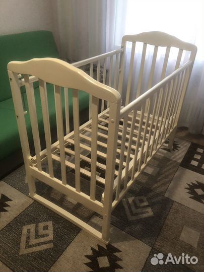 Детская кроватка с маятником
