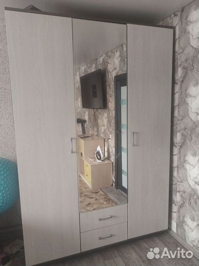 Шкаф распашной с зеркалом бу