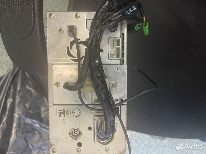 Автомагнитола с выдвижным экраном