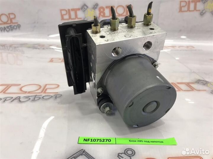 Блок ABS под капотом Nissan Fuga (Y50) 2004 - 2007