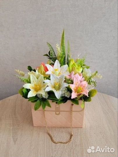 Букет нежных лилий в сумочке