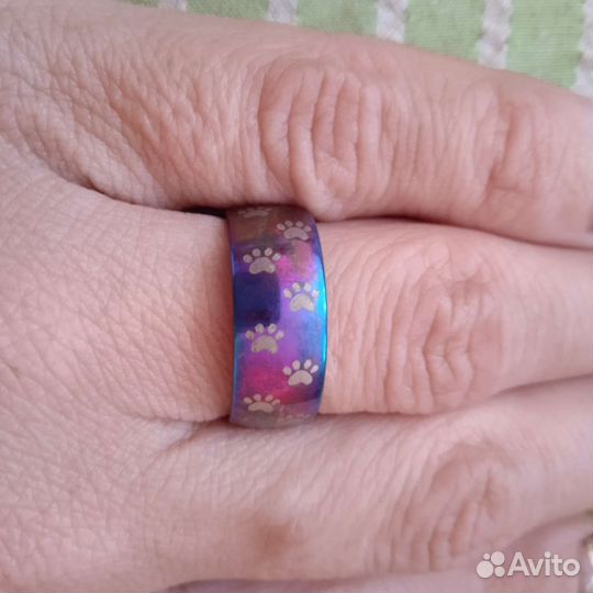 Кольцо с кошачьими лапками радужное