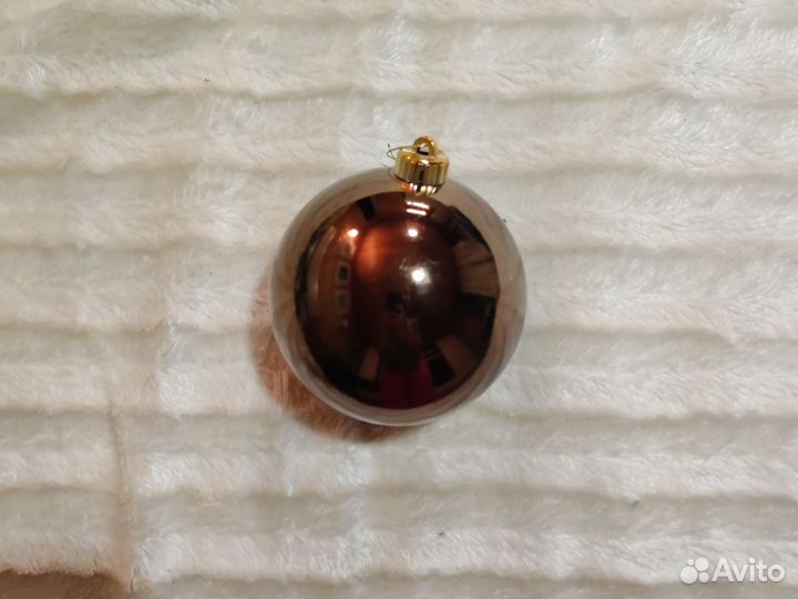 Новогодние украшения шар и ягоды