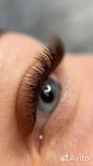 Модель на наращивание ресниц