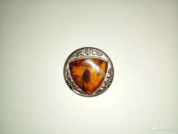 Янтарная брошь
