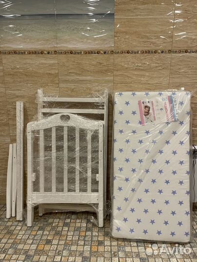 Детская кроватка с поперечным маятником