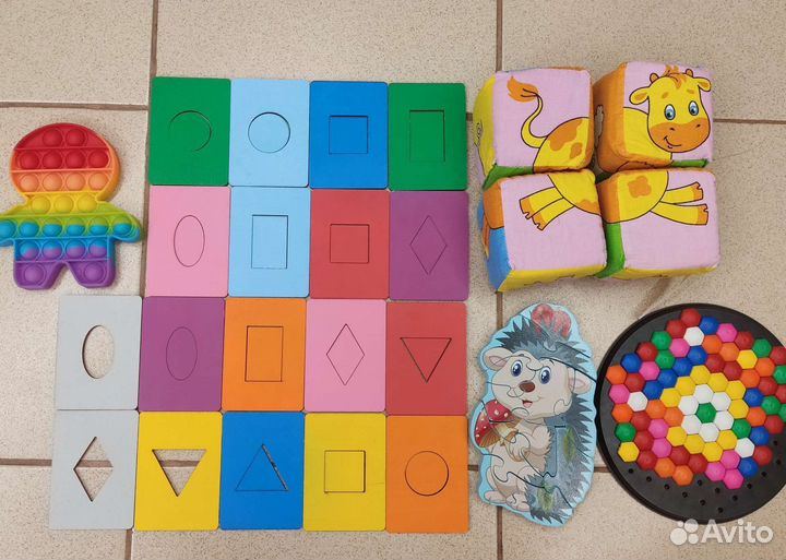 Развивающие игрушки для малышей пакетом