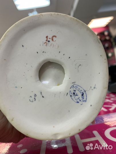 Фарфоровая статуэтка Дети кормят голубей