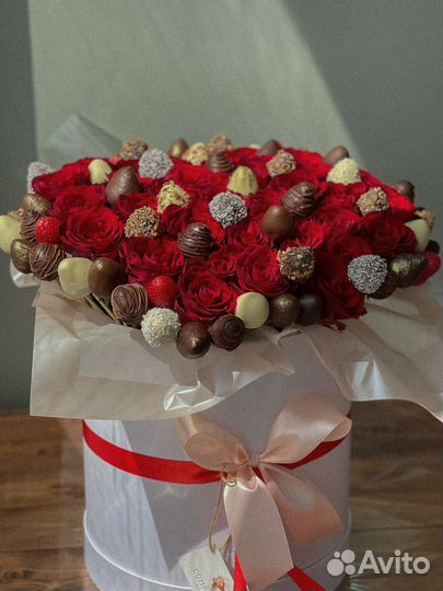 Клубника в шоколаде с цветами