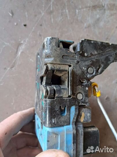 Замок двери передний правый Volvo S80