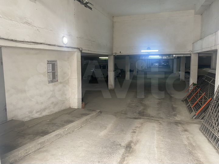 Машиноместо, > 30 м²
