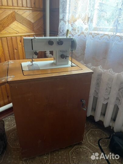 Швейная машина Чайка 143