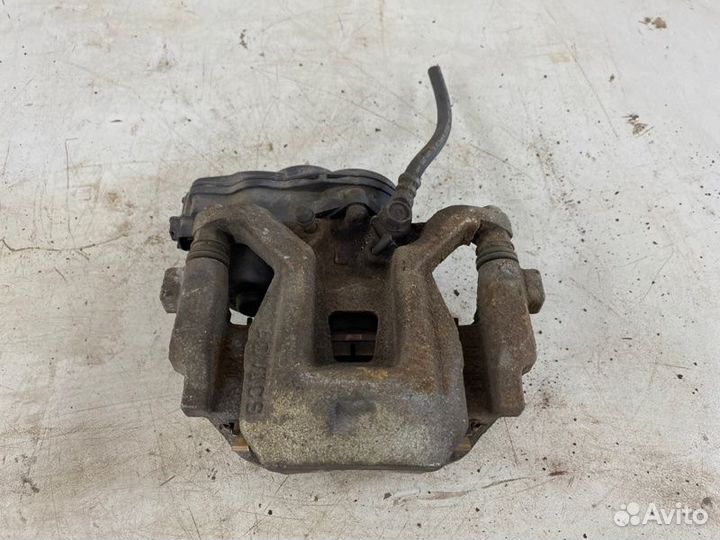 Суппорт тормозной задний левый Lexus Nx300H