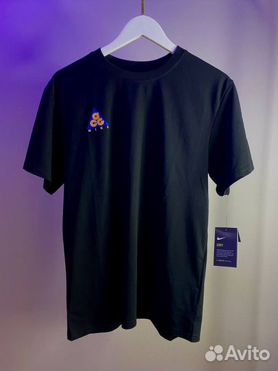 Футболка Nike x ACG черная на руках
