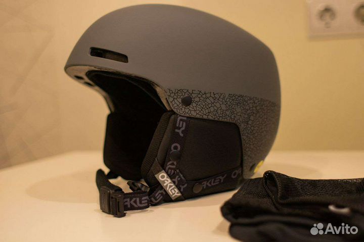 Горнолыжный шлем oakley