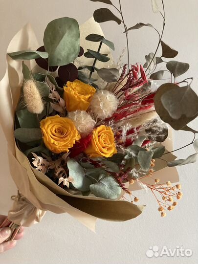 Букет из сухоцветов и стабилизированных цветов