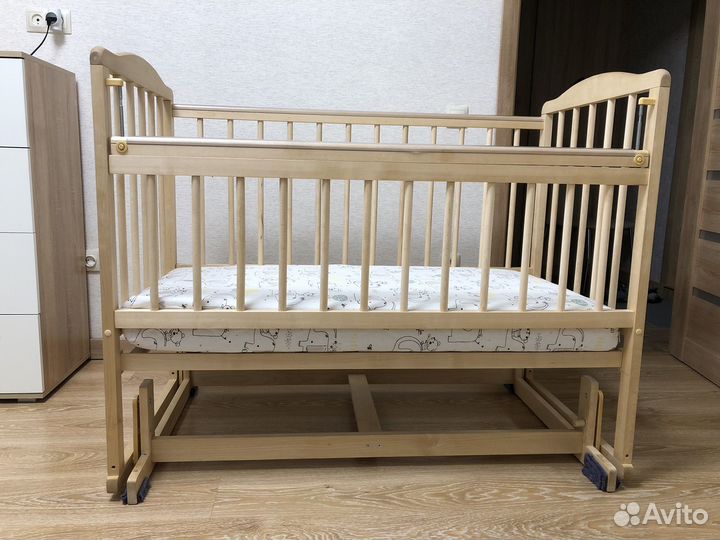 Детская кроватка с маятником
