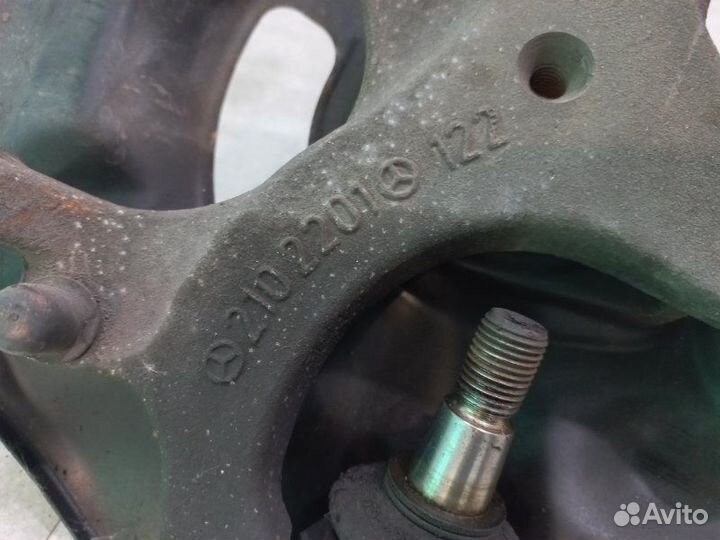 Кулак передний левый Mercedes E320 W210 112.941