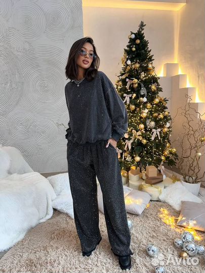 Спортивный костюм усыпанный стразами