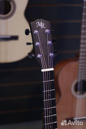 Гитара розовая