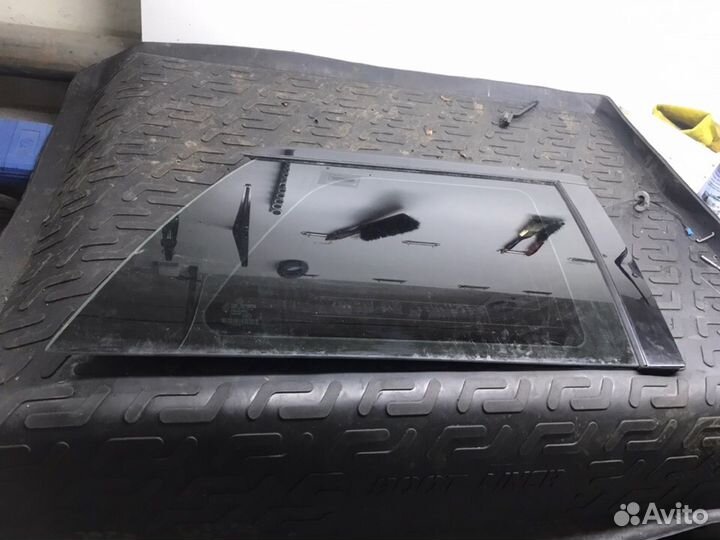 Стекло в заднее правое в крыло Mercedes-benz GL164