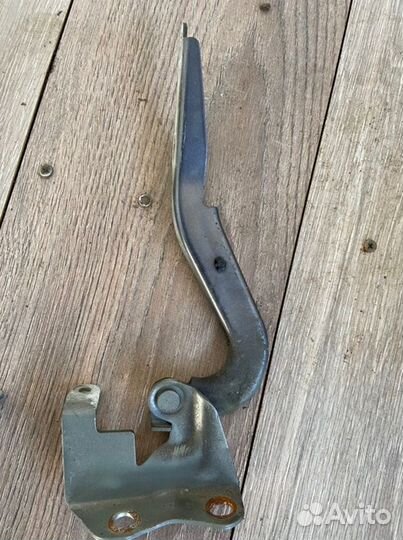 Петля капота передняя правая Toyota Auris E150