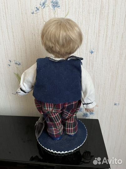 Кукла фарфоровая