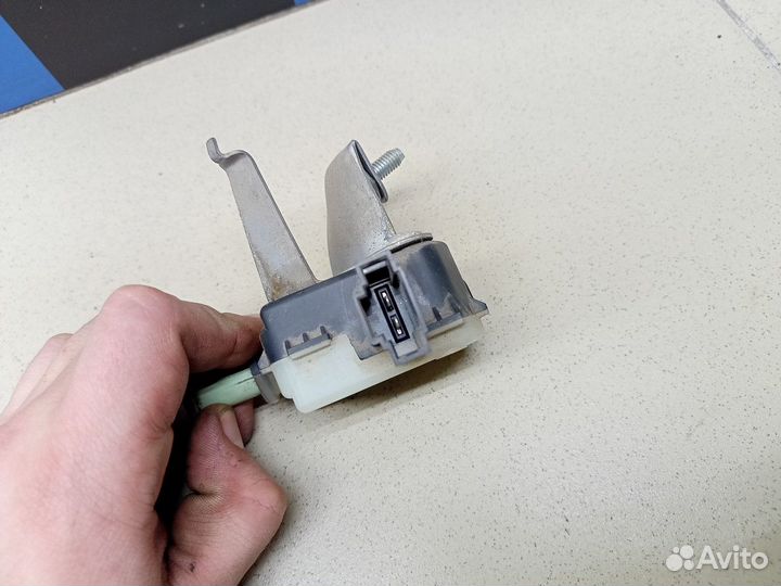 Активатор замка крышки бензобака Avensis II 2003-2