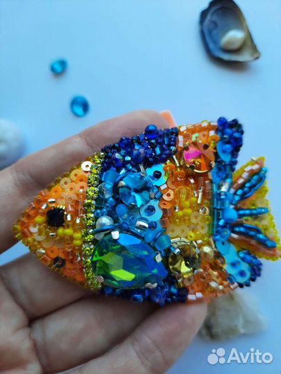 Брошь ручной работы из бисера