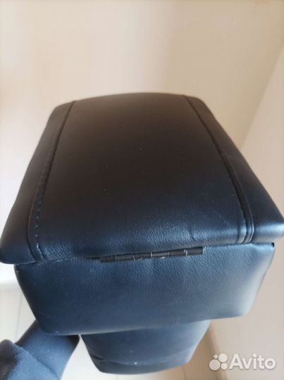 Подлокотник кожзам для фф3