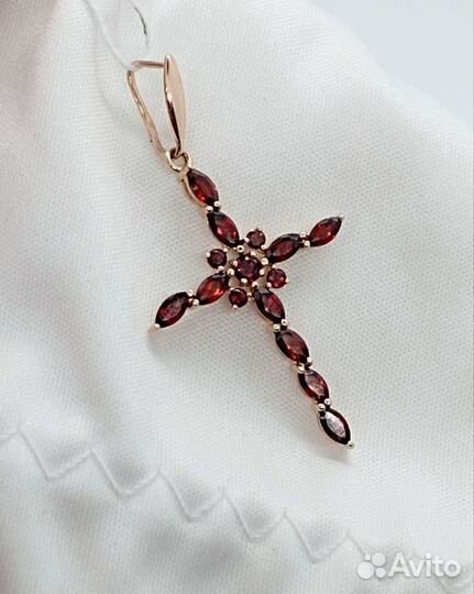 Золотая подвеска с камнем