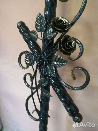 Крест кованный на кладбище