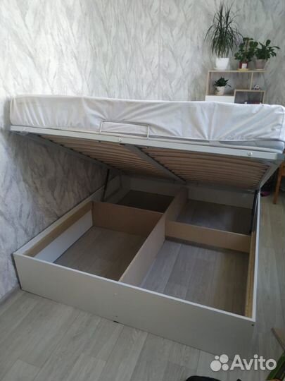 Кровать с подьемным механизмом