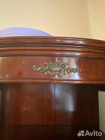 Шкаф-витрина из ценных пород дерева