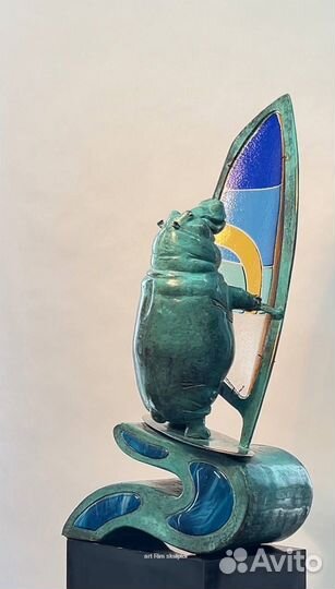Скульптура бегемота виндсерфера 
