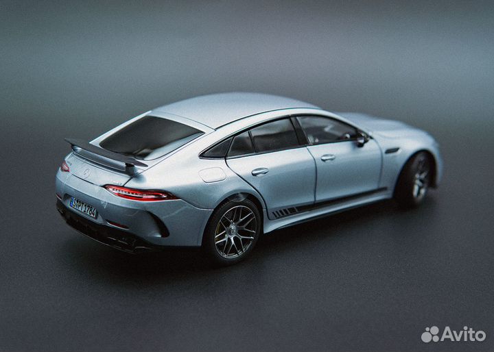 Модель автомобиля Mercedes-AMG GT 63 4matic 1:18