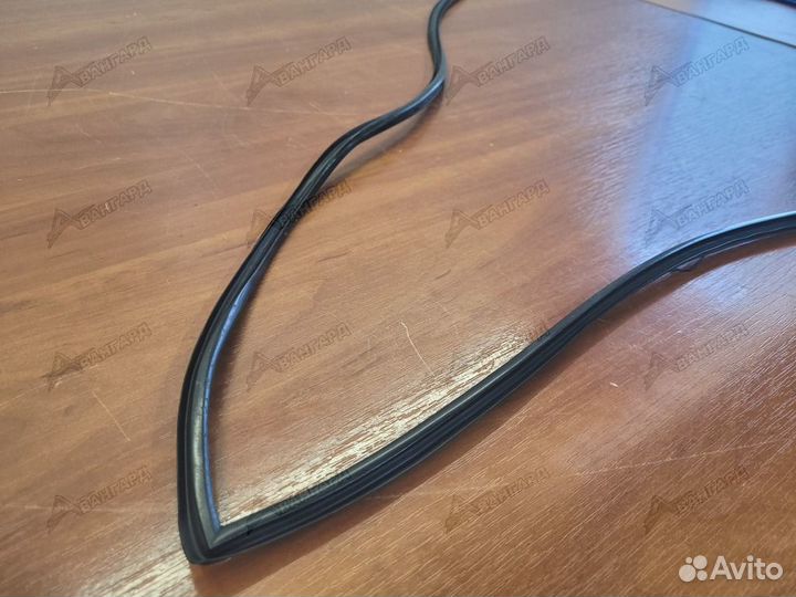 Молдинг лобового стекла Nissan Tiida C11 04-14