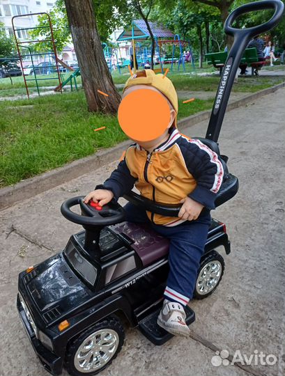 Машинка каталка толокар с ручкой