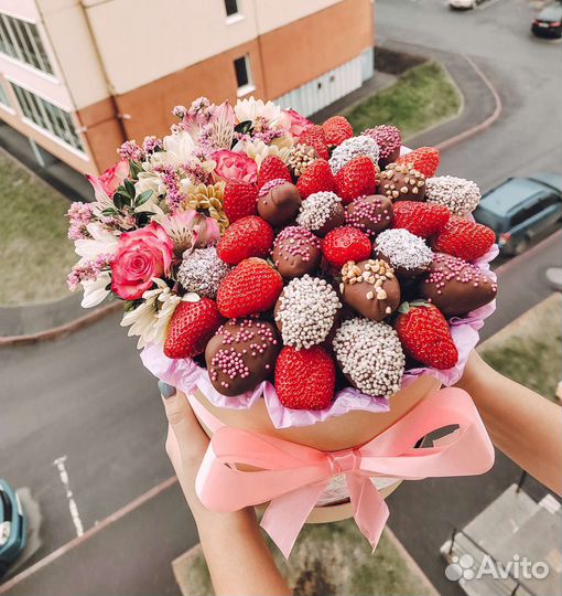 Клубника в шляпной коробочке