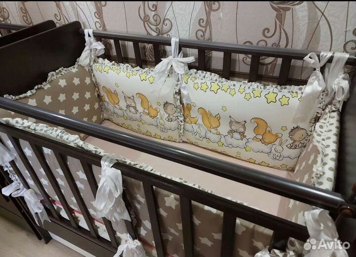 Детская кроватка с маятником