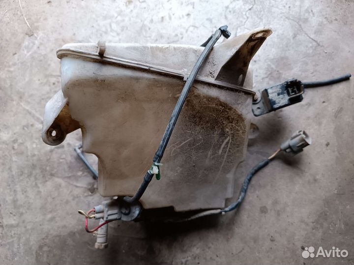 Бачок омывателя Land Cruiser Prado 90